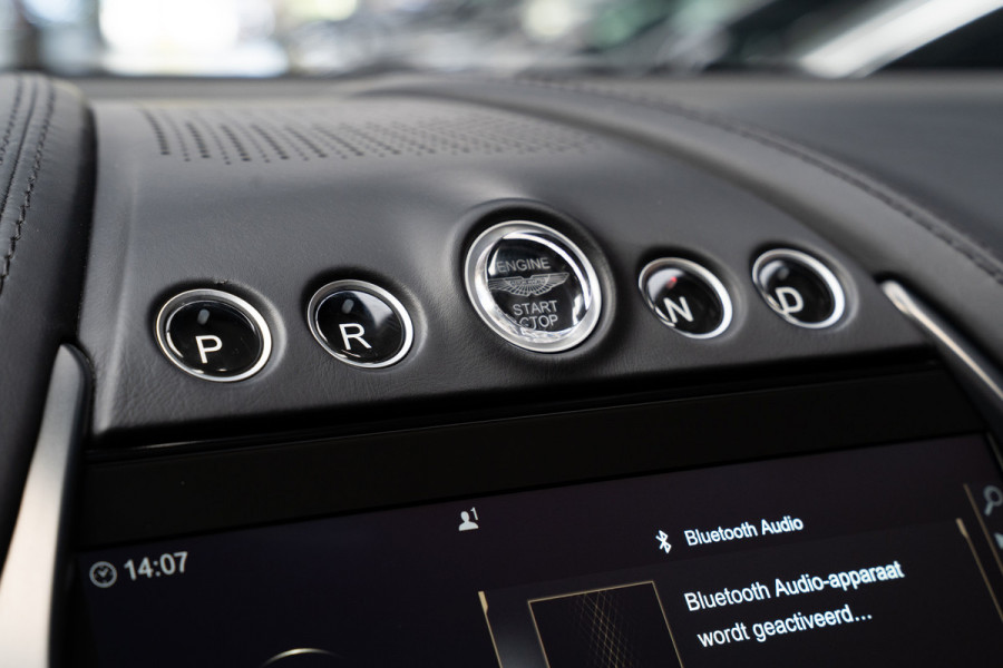 Aston Martin Dbx 4.0 V8 707 Carbon Keramisch Softclose Pano ACC PDC Keyless Entry & Go 360° Camera Stoelventilatie voor en achter Elektr. achterklep Memory seats Elektr. bedienbare trekhaak Navi Niveauregeling Stoelverwarming voor en achter 23 inch LM velgen Origineel NL auto