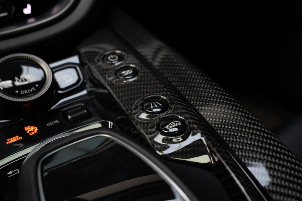 Aston Martin Dbx 4.0 V8 707 Carbon Keramisch Softclose Pano ACC PDC Keyless Entry & Go 360° Camera Stoelventilatie voor en achter Elektr. achterklep Memory seats Elektr. bedienbare trekhaak Navi Niveauregeling Stoelverwarming voor en achter 23 inch LM velgen Origineel NL auto
