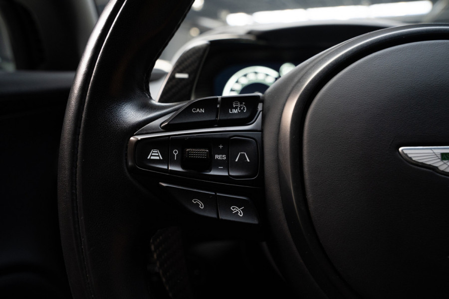 Aston Martin Dbx 4.0 V8 707 Carbon Keramisch Softclose Pano ACC PDC Keyless Entry & Go 360° Camera Stoelventilatie voor en achter Elektr. achterklep Memory seats Elektr. bedienbare trekhaak Navi Niveauregeling Stoelverwarming voor en achter 23 inch LM velgen Origineel NL auto
