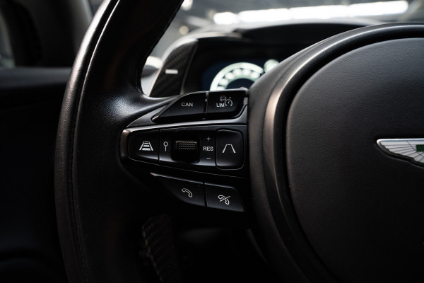Aston Martin Dbx 4.0 V8 707 Carbon Keramisch Softclose Pano ACC PDC Keyless Entry & Go 360° Camera Stoelventilatie voor en achter Elektr. achterklep Memory seats Elektr. bedienbare trekhaak Navi Niveauregeling Stoelverwarming voor en achter 23 inch LM velgen Origineel NL auto