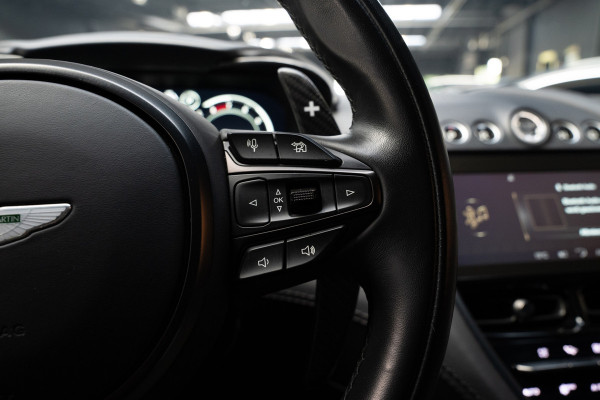 Aston Martin Dbx 4.0 V8 707 Carbon Keramisch Softclose Pano ACC PDC Keyless Entry & Go 360° Camera Stoelventilatie voor en achter Elektr. achterklep Memory seats Elektr. bedienbare trekhaak Navi Niveauregeling Stoelverwarming voor en achter 23 inch LM velgen Origineel NL auto