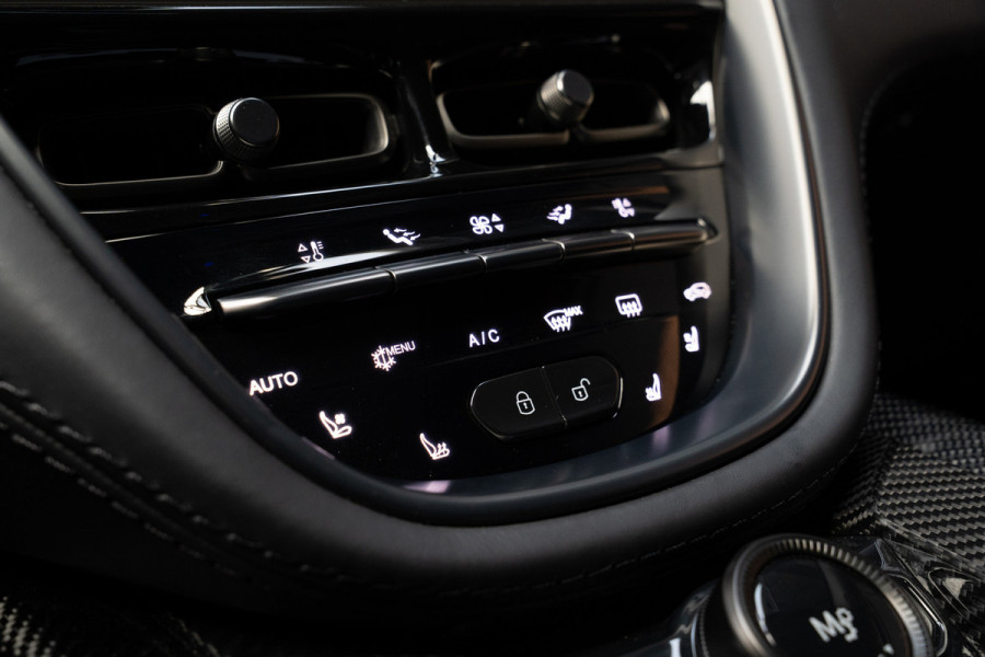 Aston Martin Dbx 4.0 V8 707 Carbon Keramisch Softclose Pano ACC PDC Keyless Entry & Go 360° Camera Stoelventilatie voor en achter Elektr. achterklep Memory seats Elektr. bedienbare trekhaak Navi Niveauregeling Stoelverwarming voor en achter 23 inch LM velgen Origineel NL auto