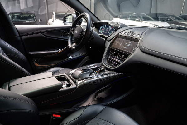 Aston Martin Dbx 4.0 V8 707 Carbon Keramisch Softclose Pano ACC PDC Keyless Entry & Go 360° Camera Stoelventilatie voor en achter Elektr. achterklep Memory seats Elektr. bedienbare trekhaak Navi Niveauregeling Stoelverwarming voor en achter 23 inch LM velgen Origineel NL auto