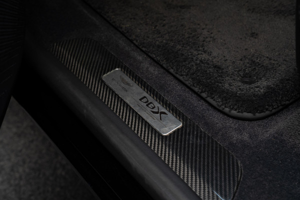 Aston Martin Dbx 4.0 V8 707 Carbon Keramisch Softclose Pano ACC PDC Keyless Entry & Go 360° Camera Stoelventilatie voor en achter Elektr. achterklep Memory seats Elektr. bedienbare trekhaak Navi Niveauregeling Stoelverwarming voor en achter 23 inch LM velgen Origineel NL auto