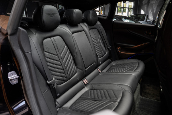 Aston Martin Dbx 4.0 V8 707 Carbon Keramisch Softclose Pano ACC PDC Keyless Entry & Go 360° Camera Stoelventilatie voor en achter Elektr. achterklep Memory seats Elektr. bedienbare trekhaak Navi Niveauregeling Stoelverwarming voor en achter 23 inch LM velgen Origineel NL auto
