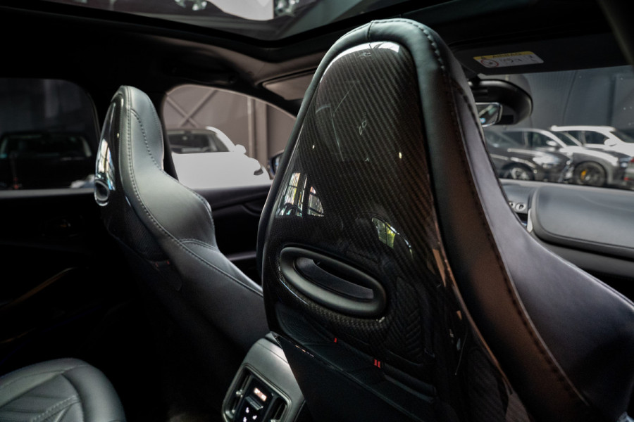Aston Martin Dbx 4.0 V8 707 Carbon Keramisch Softclose Pano ACC PDC Keyless Entry & Go 360° Camera Stoelventilatie voor en achter Elektr. achterklep Memory seats Elektr. bedienbare trekhaak Navi Niveauregeling Stoelverwarming voor en achter 23 inch LM velgen Origineel NL auto