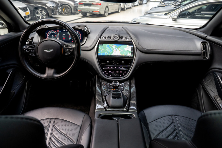 Aston Martin Dbx 4.0 V8 707 Carbon Keramisch Softclose Pano ACC PDC Keyless Entry & Go 360° Camera Stoelventilatie voor en achter Elektr. achterklep Memory seats Elektr. bedienbare trekhaak Navi Niveauregeling Stoelverwarming voor en achter 23 inch LM velgen Origineel NL auto
