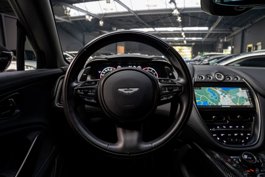Aston Martin Dbx 4.0 V8 707 Carbon Keramisch Softclose Pano ACC PDC Keyless Entry & Go 360° Camera Stoelventilatie voor en achter Elektr. achterklep Memory seats Elektr. bedienbare trekhaak Navi Niveauregeling Stoelverwarming voor en achter 23 inch LM velgen Origineel NL auto
