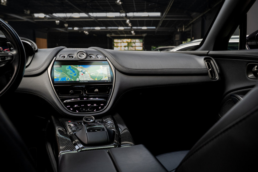Aston Martin Dbx 4.0 V8 707 Carbon Keramisch Softclose Pano ACC PDC Keyless Entry & Go 360° Camera Stoelventilatie voor en achter Elektr. achterklep Memory seats Elektr. bedienbare trekhaak Navi Niveauregeling Stoelverwarming voor en achter 23 inch LM velgen Origineel NL auto