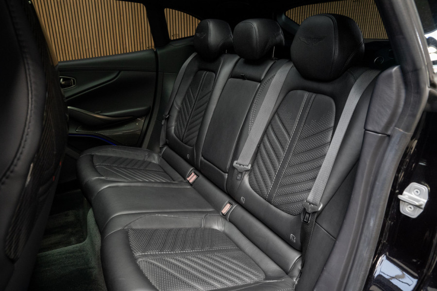 Aston Martin Dbx 4.0 V8 707 Carbon Keramisch Softclose Pano ACC PDC Keyless Entry & Go 360° Camera Stoelventilatie voor en achter Elektr. achterklep Memory seats Elektr. bedienbare trekhaak Navi Niveauregeling Stoelverwarming voor en achter 23 inch LM velgen Origineel NL auto