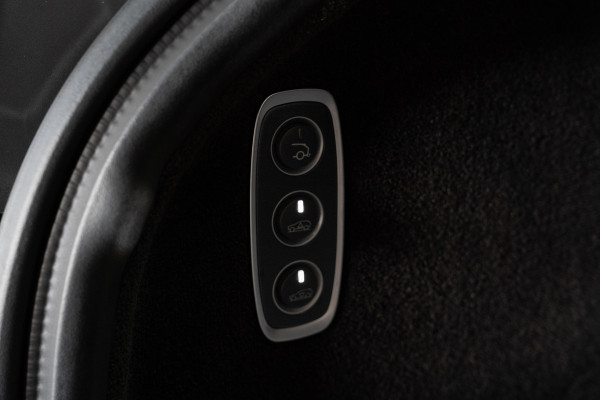 Aston Martin Dbx 4.0 V8 707 Carbon Keramisch Softclose Pano ACC PDC Keyless Entry & Go 360° Camera Stoelventilatie voor en achter Elektr. achterklep Memory seats Elektr. bedienbare trekhaak Navi Niveauregeling Stoelverwarming voor en achter 23 inch LM velgen Origineel NL auto