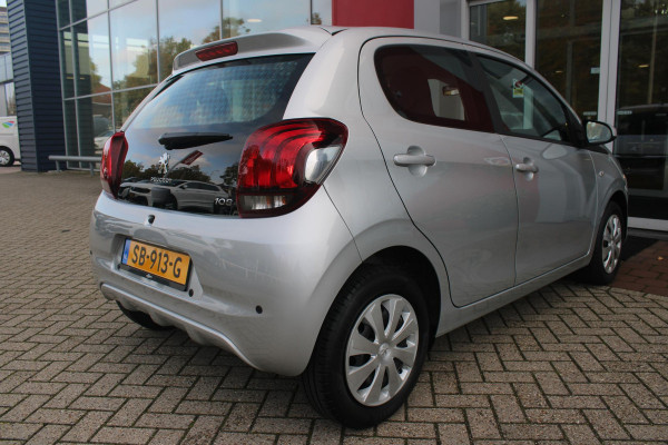 Peugeot 108 1.0 e-VTi ACTIVE AUTOMAAT ZEER LAGE KILOMETERSTAND | MISTLAMPEN VOOR | LED DAGRIJVERLICHTING | PARKEERSENSOREN ACHTER | AIRCO | MULTIFUNCTIONEEL LEDEREN STUURWIEL | BLUETOOTH | CENTRALE VERGRENDELING MET AFSTANDSBEDIENING | ELEKTRISCH BEDIENBARE RAMEN VOOR | KLAPRUITJES ACHTER PORTIEREN | VAN BINNENUIT VERSTELBARE BUITEN SPIEGELS | IN HOOGTE VERSTELBARE BESTUURDERSSTOEL | SCHAKELFLIPPERS ACHTER HET STUUR | USB-A AANSLUITING |