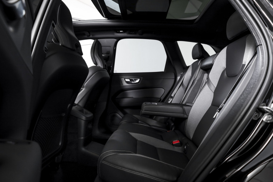 Volvo XC60 2.0 T8 Plug-in hybrid AWD Plus Black Edition | S/K Panodak | 360 Camera | Head-Up | Harman/Kardon | Dig.  Cockpit | Adapt. Cruise | Stoel-+Stuurverw. | NAV+App.Connect | Auto.Airco | LM 21" | 1126
