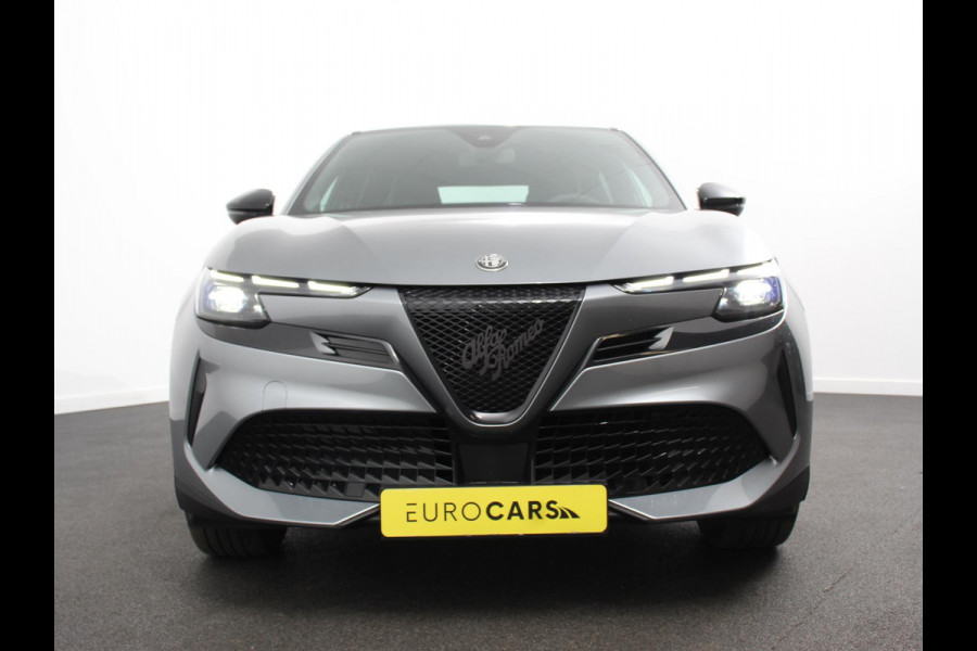 Alfa Romeo junior Elettrica Automaat 156PK Adaptieve Cruise Control LMV 18 inch Full Led Matrix Parkeer sensoren Navigatie Apple Carplay / Android auto  Climate Control