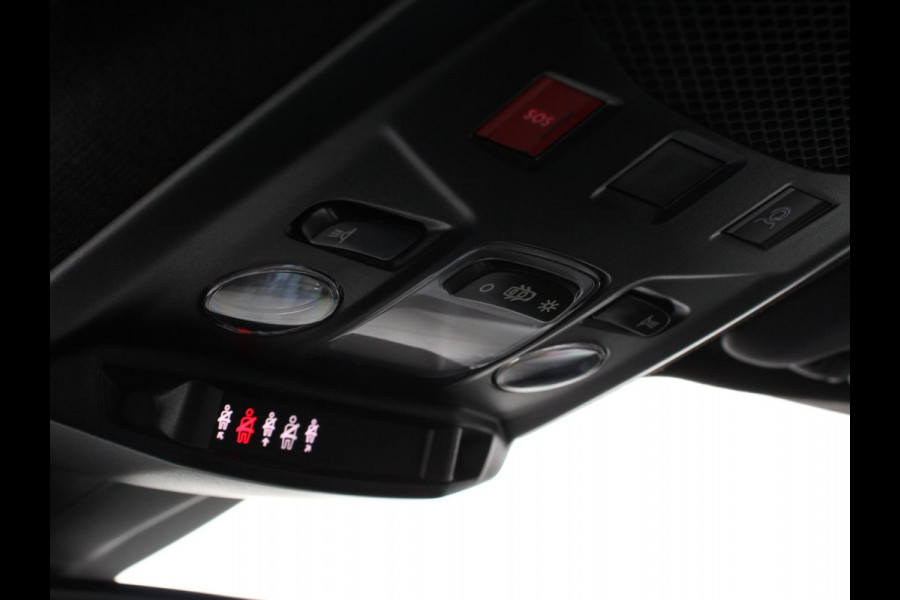Alfa Romeo junior Elettrica Automaat 156PK Adaptieve Cruise Control LMV 18 inch Full Led Matrix Parkeer sensoren Navigatie Apple Carplay / Android auto  Climate Control