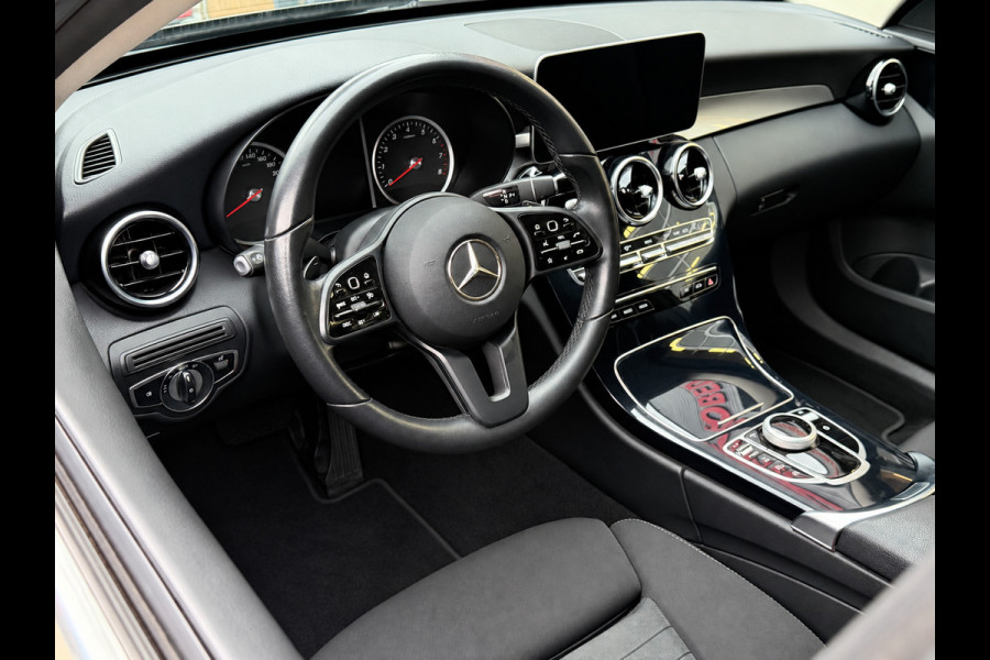 Mercedes-Benz C-Klasse 160 Sport Edition AUTOMAAT I Navigatie / Apple CarPlay I Sport interieur I Stoel verwarming I LED I PDC ..