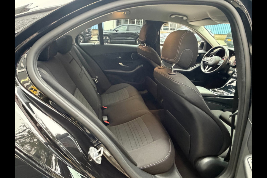 Mercedes-Benz C-Klasse 160 Sport Edition AUTOMAAT I Navigatie / Apple CarPlay I Sport interieur I Stoel verwarming I LED I PDC ..