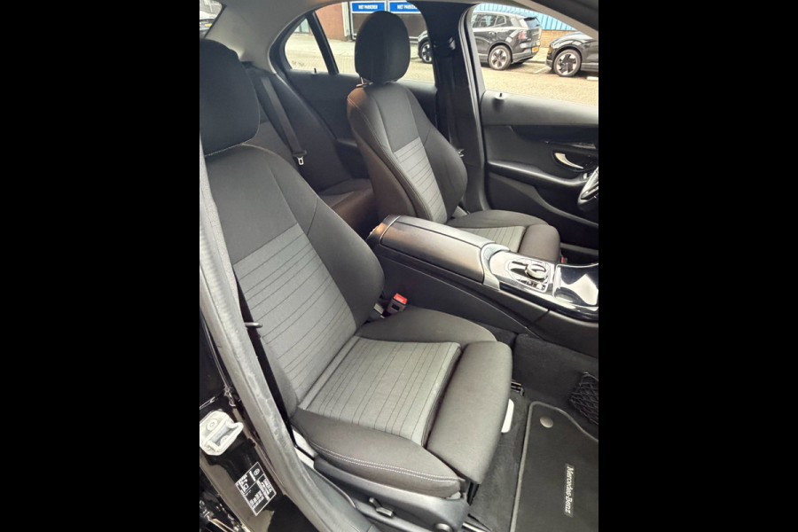 Mercedes-Benz C-Klasse 160 Sport Edition AUTOMAAT I Navigatie / Apple CarPlay I Sport interieur I Stoel verwarming I LED I PDC ..