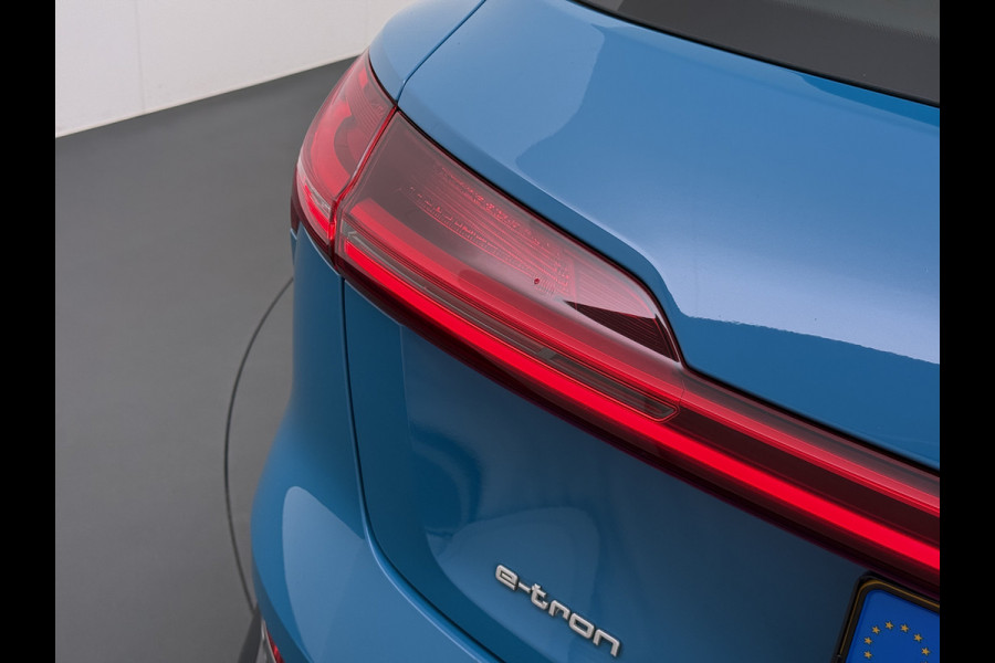 Audi e-tron 55 Quattro Advanced Pro Line Plus Edition One 95kWh SOH 91% 408PK Virtual Mirrors Bang&Olufsen® Trekhaak Panoramadak Leder+Geven Apple Carplay Android Auto Tour pakket DAB Elek.Achterklep Akoestisch zijruiten Matrix-Led Lmv 20" Luchtvering 1.800KG Trekgewicht