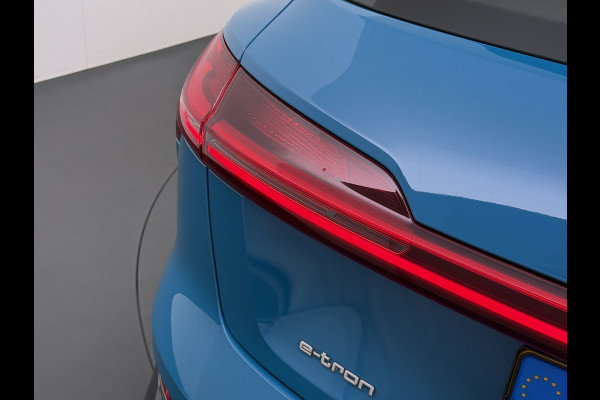 Audi e-tron 55 Quattro Advanced Pro Line Plus Edition One 95kWh SOH 91% 408PK Virtual Mirrors Bang&Olufsen® Trekhaak Panoramadak Leder+Geven Apple Carplay Android Auto Tour pakket DAB Elek.Achterklep Akoestisch zijruiten Matrix-Led Lmv 20" Luchtvering 1.800KG Trekgewicht