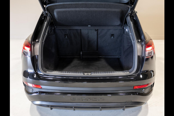 Audi Q4 e-tron 40 S-Line Competition 77 kWh SOH 93% / 204pk / Achteruitrij camera / Ruitjesbekleding / Head-up display /