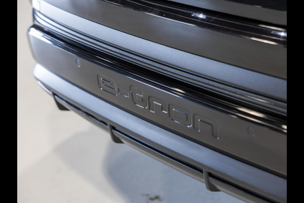 Audi Q4 e-tron 40 S-Line Competition 77 kWh SOH 93% / 204pk / Achteruitrij camera / Ruitjesbekleding / Head-up display /