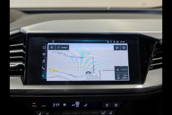 Audi Q4 e-tron 40 S-Line Competition 77 kWh SOH 93% / 204pk / Achteruitrij camera / Ruitjesbekleding / Head-up display /