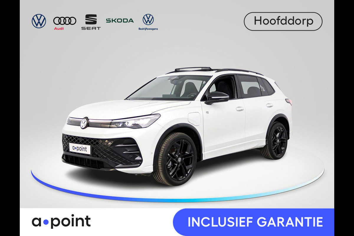 Volkswagen Tiguan 1.5 eHybrid R-Line Edition 204 pk Automaat (DSG) | Verlengde garantie | Navigatie | Panoromadak | Trekhaak (Uitklapbaar) | Parkeersensoren (Park assist) | Rondomzicht camera | Stoelverwarming | LED Matrix | R-Line |