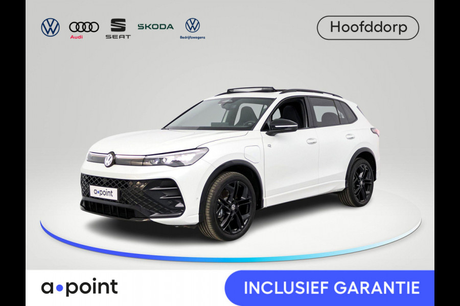 Volkswagen Tiguan 1.5 eHybrid R-Line Edition 204 pk Automaat (DSG) | Verlengde garantie | Navigatie | Panoromadak | Trekhaak (Uitklapbaar) | Parkeersensoren (Park assist) | Rondomzicht camera | Stoelverwarming | LED Matrix | R-Line |