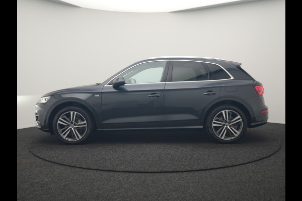 Audi Q5 55 TFSI e Quattro 2x S Line PHEV 367pk Dealer O.H. | SOH 84,8% | Trekhaak Af Fabriek | Luchtvering | Adaptive Cruise | 360 Camera | Head Up | Matrix LED | Alcantara Sportstoelen Memory & Verwarmd | Stuur Verwarmd | Keyless | BLIS | Apple Carp Plug In Hybrid |