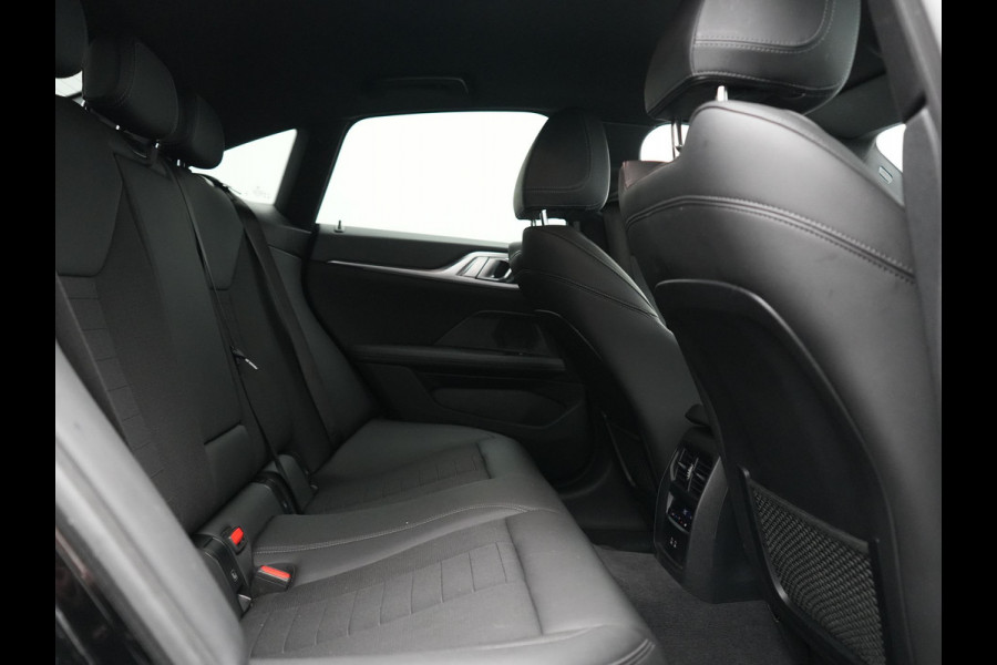 BMW i4 eDrive 35 70 kWh 286pk Dealer O.H | SOH 96,3% | Adaptive Cruise | Camera | Lederen Sportstoelen Verwarmd | Apple Carplay | Keyless | Navigatie | Virtual | DAB | 18"L.M |