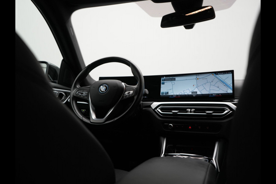 BMW i4 eDrive 35 70 kWh 286pk Dealer O.H | SOH 96,3% | Adaptive Cruise | Camera | Lederen Sportstoelen Verwarmd | Apple Carplay | Keyless | Navigatie | Virtual | DAB | 18"L.M |