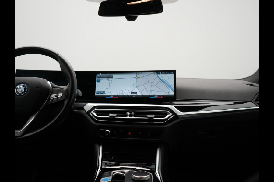 BMW i4 eDrive 35 70 kWh 286pk Dealer O.H | SOH 96,3% | Adaptive Cruise | Camera | Lederen Sportstoelen Verwarmd | Apple Carplay | Keyless | Navigatie | Virtual | DAB | 18"L.M |
