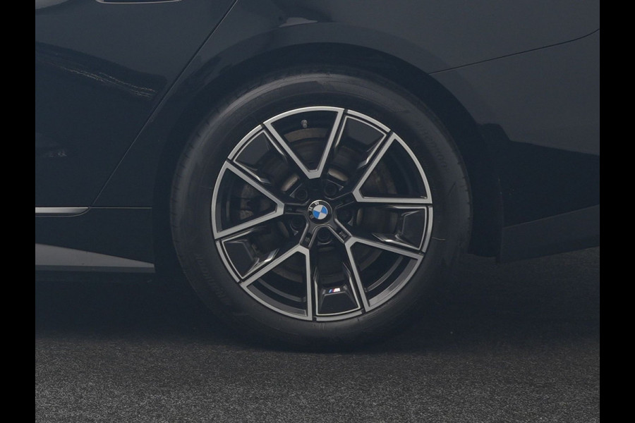 BMW i4 eDrive 35 70 kWh 286pk Dealer O.H | SOH 96,3% | Adaptive Cruise | Camera | Lederen Sportstoelen Verwarmd | Apple Carplay | Keyless | Navigatie | Virtual | DAB | 18"L.M |