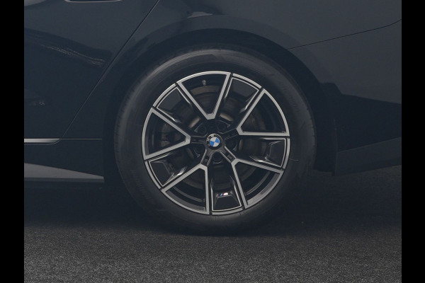 BMW i4 eDrive 35 70 kWh 286pk Dealer O.H | SOH 96,3% | Adaptive Cruise | Camera | Lederen Sportstoelen Verwarmd | Apple Carplay | Keyless | Navigatie | Virtual | DAB | 18"L.M |