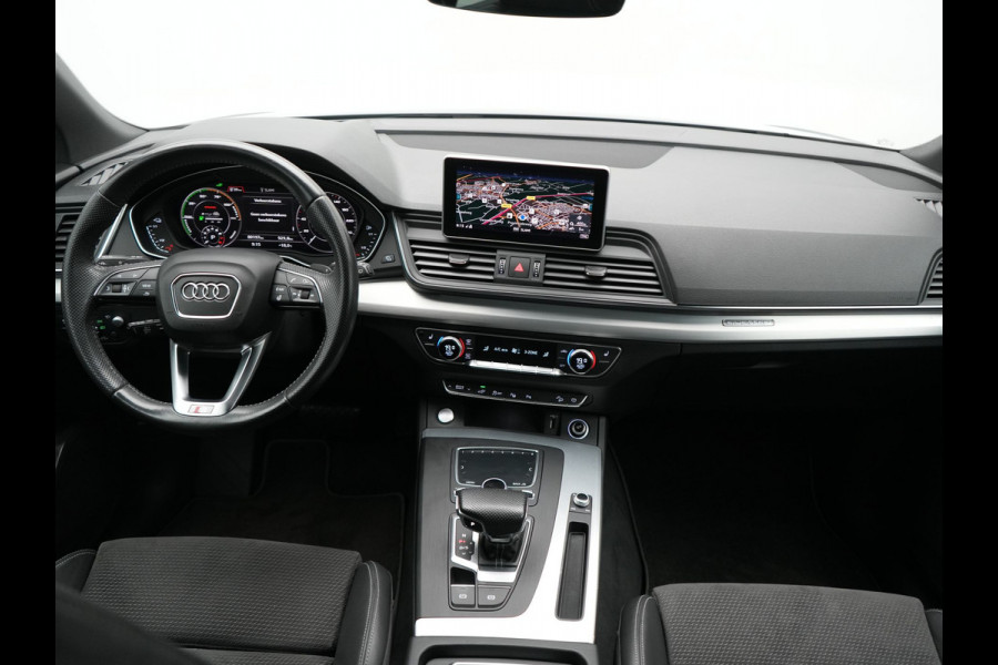 Audi Q5 55 TFSI e Quattro 2x S Line PHEV 367pk Dealer O.H. | SOH 84,8% | Trekhaak Af Fabriek | Luchtvering | Adaptive Cruise | 360 Camera | Head Up | Matrix LED | Alcantara Sportstoelen Memory & Verwarmd | Stuur Verwarmd | Keyless | BLIS | Apple Carp Plug In Hybrid |