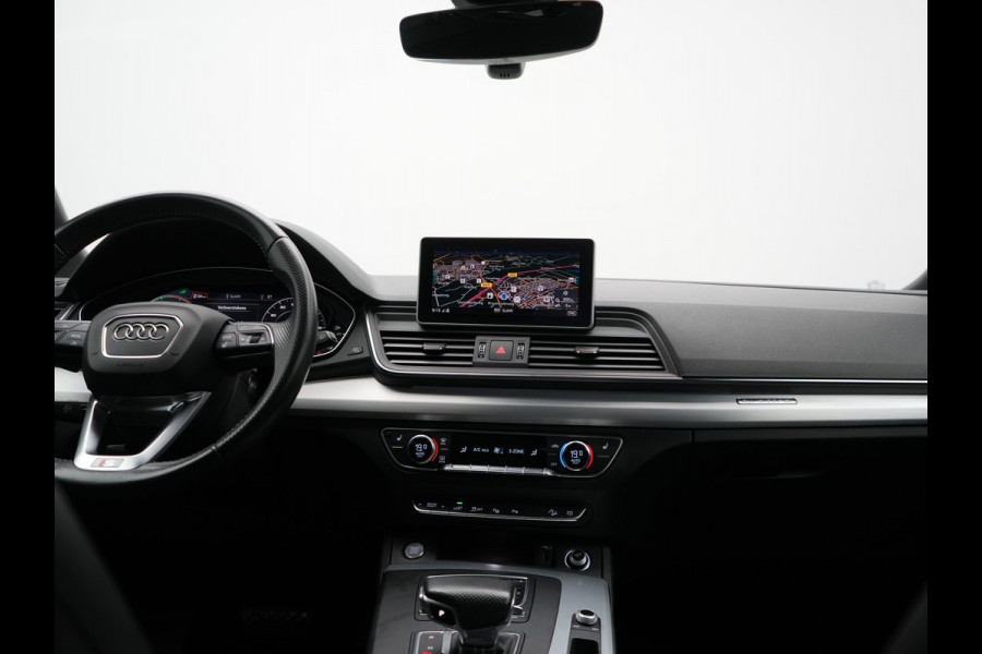 Audi Q5 55 TFSI e Quattro 2x S Line PHEV 367pk Dealer O.H. | SOH 84,8% | Trekhaak Af Fabriek | Luchtvering | Adaptive Cruise | 360 Camera | Head Up | Matrix LED | Alcantara Sportstoelen Memory & Verwarmd | Stuur Verwarmd | Keyless | BLIS | Apple Carp Plug In Hybrid |