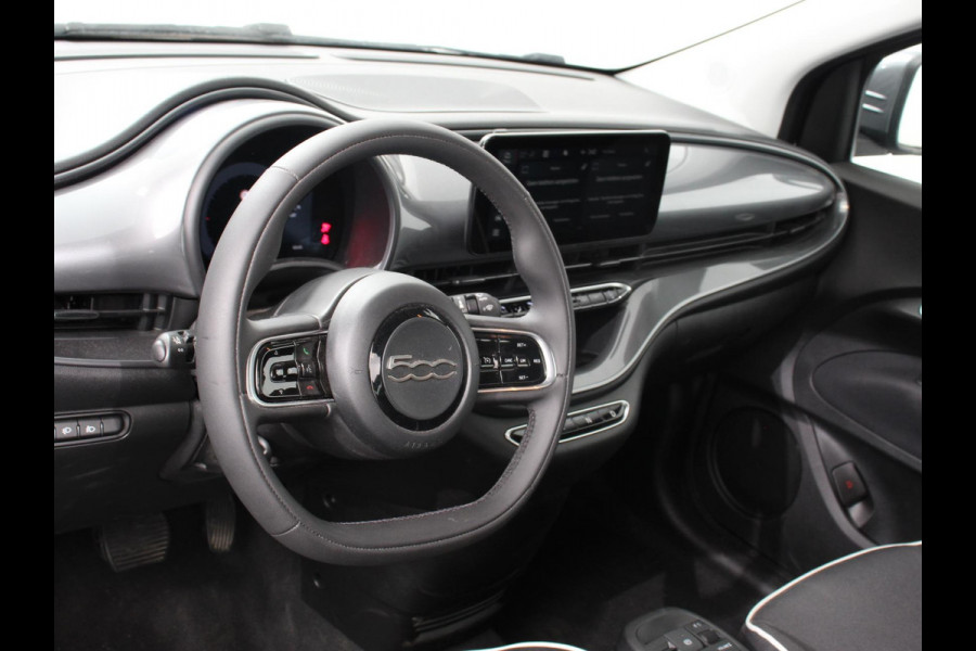 Fiat 500E Urban 42 kWh Airco Climatronic 360 Camera Stoelverwarming Keyless Wireless CarPlay Dodehoek Assistant 85 kW Charger Actieradius 320km WLTP