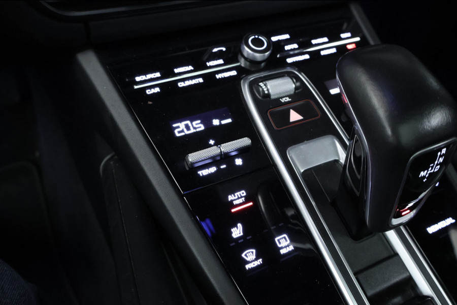 Porsche Cayenne 3.0 E-Hybrid (APPLE CARPLAY,PANORAMADAK,SPORTUITLAAT,SPORT CHRONO,LEDER,CAMERA,ADAPTIEVE CRUISE,LED,NETTESTAAT)