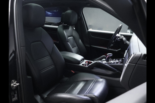 Porsche Cayenne 3.0 E-Hybrid (APPLE CARPLAY,PANORAMADAK,SPORTUITLAAT,SPORT CHRONO,LEDER,CAMERA,ADAPTIEVE CRUISE,LED,NETTESTAAT)
