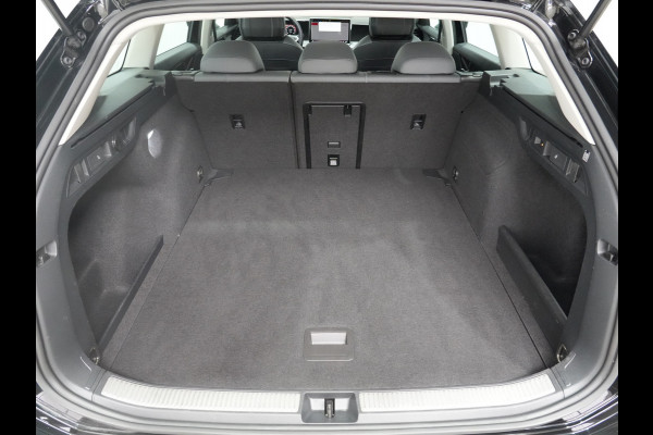 Volkswagen Passat Variant 1.5 eTSI 150pk DSG Business Trekhaak | Massage | Camera | Full-LED