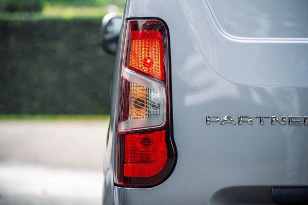 Peugeot Partner 1.5 BlueHDI Premium Euro 6 I Kastinrichting I 3 Zits I CarPlay I Android I Cruise I Airco I NL Auto I NAP I PDC