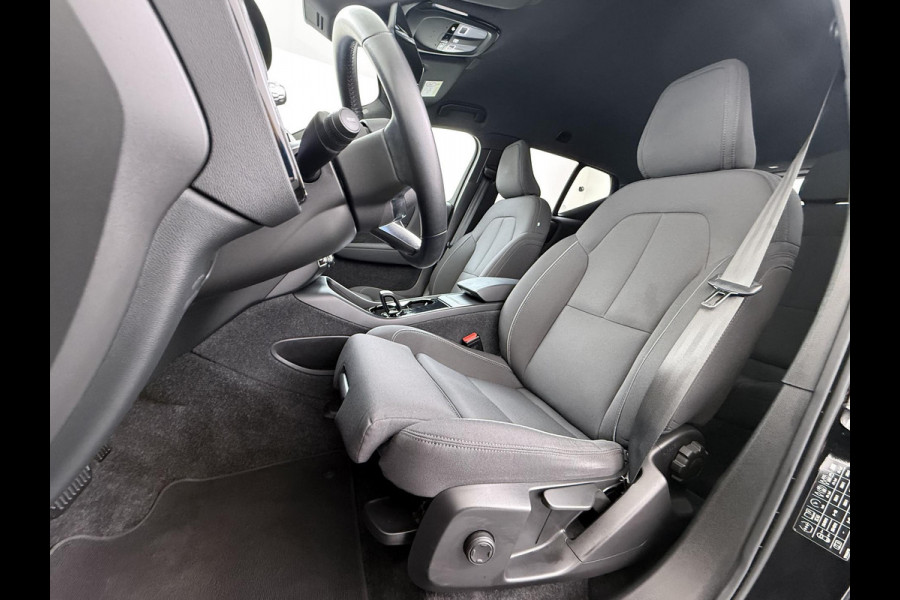 Volvo XC40 Recharge Plus SOH 92%| PILOT ASSIST ACC| ELEKTRISCHE ACHTERKLEP| DODE HOEK SENSOR |WARMTEPOMP| STOEL + STUURVERWARMING| ACHTERUITRIJCAMERA| RIJKLAAPRIJS INCL. 12 MND BOVAG GARANTIE|