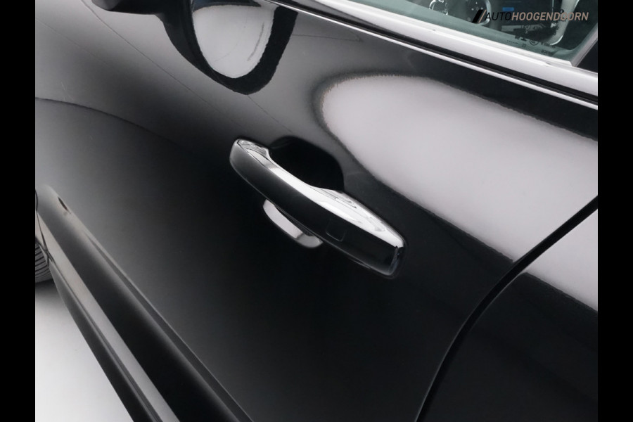 Volvo XC60 2.0 T6 Plug-in hybrid AWD Plus Dark (APPLE CARPLAY,LED,PANORAMA-SCHUIFDAK,KEYLESS,DODEHOEK,MEMORY-SEAT,CAMERA,LEDER)