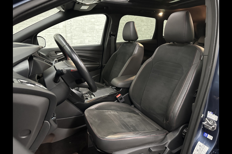 Ford Kuga 1.5 EcoBoost 150PK ST Line | Panorama | Trekhaak 2000kg Trekgewicht! | Navigatie | Carplay | Climate Control | RIJKLAARPRIJS! | Verwarmde Voorruit | Cruise Control | 18 inch | Getint Glas | Keyless-Start |