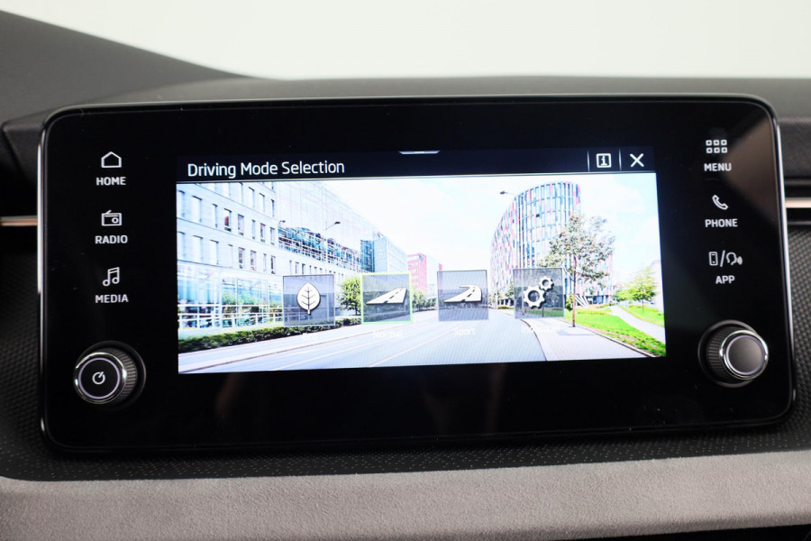 Škoda Kamiq Business Edition 1.0 TSI 115 pk 6 versn. Hand Private Lease vanaf € 492,- per maand |Trekhaak | Stoelverwarming | Achteruitrijcamera |Apple CarPlay | Android Auto