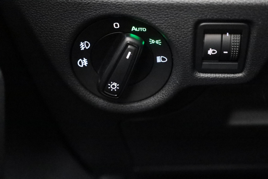 Škoda Kamiq Business Edition 1.0 TSI 115 pk 6 versn. Hand Private Lease vanaf € 492,- per maand |Trekhaak | Stoelverwarming | Achteruitrijcamera |Apple CarPlay | Android Auto