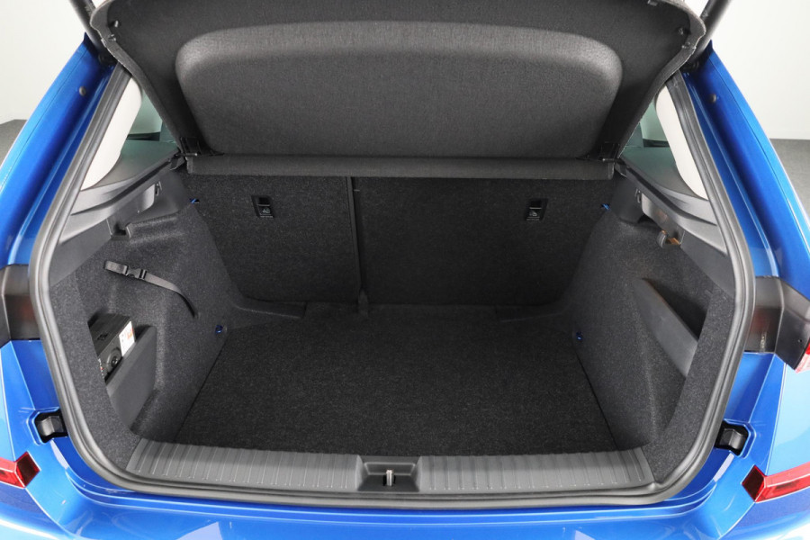 Škoda Kamiq Business Edition 1.0 TSI 115 pk 6 versn. Hand Private Lease vanaf € 492,- per maand |Trekhaak | Stoelverwarming | Achteruitrijcamera |Apple CarPlay | Android Auto
