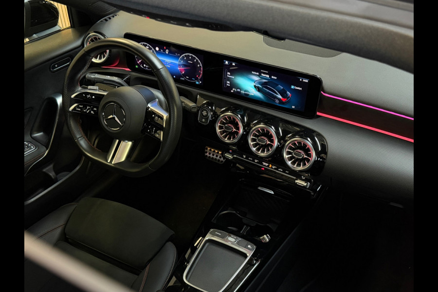 Mercedes-Benz A-Klasse 180 AMG Line |PANO|360 CAMERA|DODEHOEK|KEYLESS|ACC|SFEERVERLICHTING|NIGHTPAKKET|DEALER ONDERHOUDEN|FACELIFT