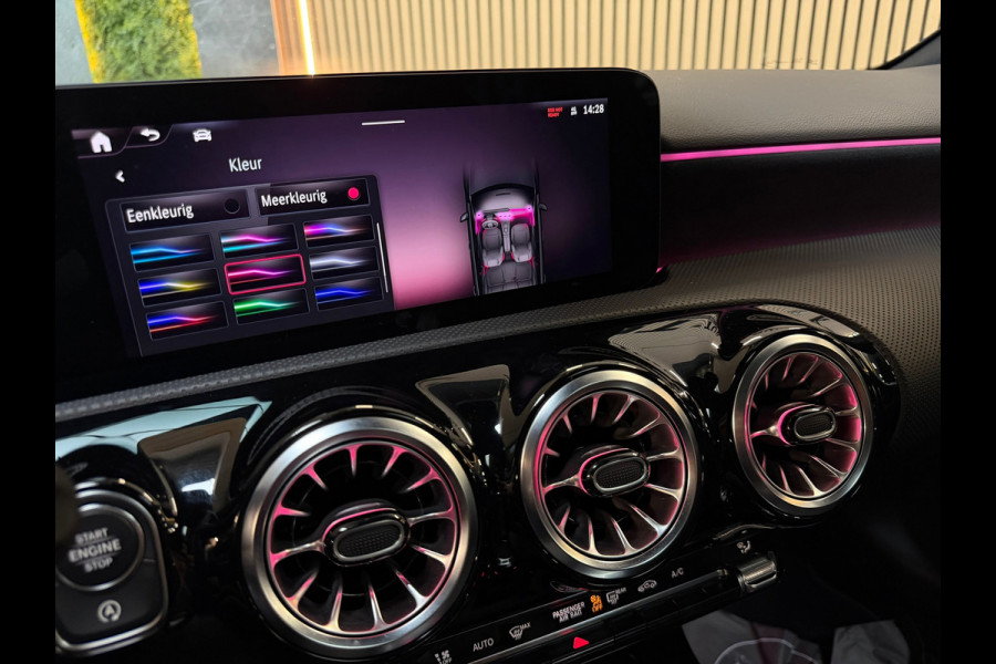 Mercedes-Benz A-Klasse 180 AMG Line |PANO|360 CAMERA|DODEHOEK|KEYLESS|ACC|SFEERVERLICHTING|NIGHTPAKKET|DEALER ONDERHOUDEN|FACELIFT